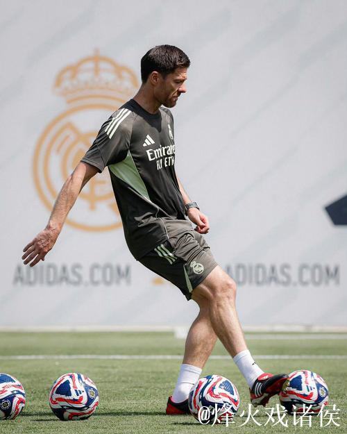 库德:皇马曾无正统边后卫出战;阿隆索心态稳健,不受舆论影响 库德:皇马曾无正统边后卫出战;阿隆索心态稳健,不受舆论影响